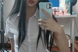 美图里的51酱：黑红泳装，一秒让你脑补泳池边的脚步声。