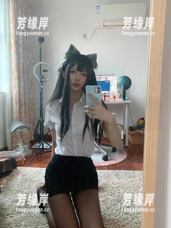 51酱 美图里的51酱:黑红泳装,一秒让你脑补泳池边的脚步声。