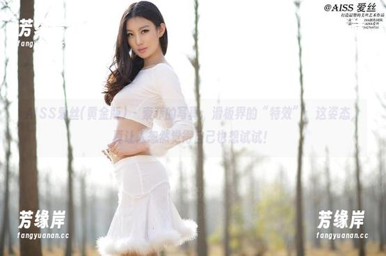 AISS爱丝(黄金版) - 索菲的写真：滑板界的“特效”：这姿态，真让人忽然觉得自己也想试试！
