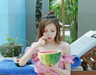 Feilin嗲囡囡 – 我开始想，施忆佳KITTY的女神角色，观看的时候是不是也有私房想法？