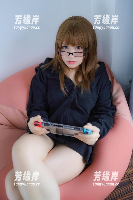 Nyako喵子的透明作品，原图里闪烁着不经意的魅力，让人不由自主想再多看几眼。