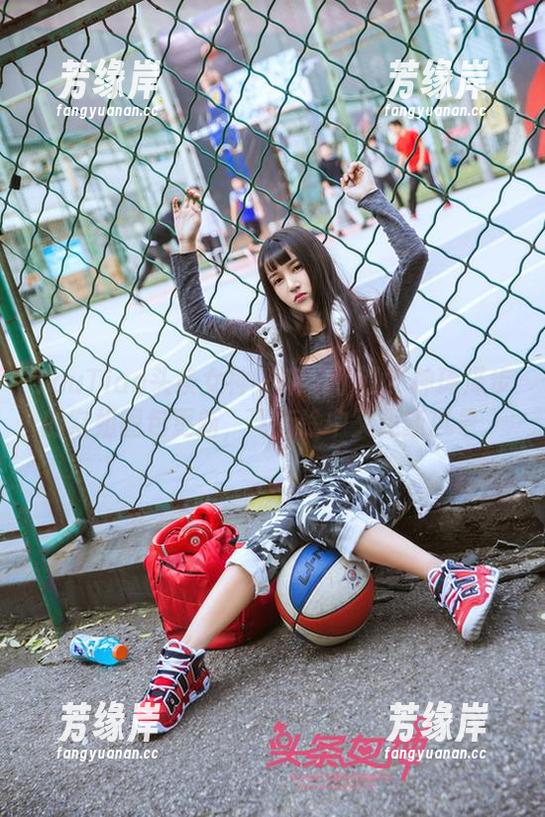 TouTiao头条女神-神琦泽步 TouTiao头条女神 - 听说了没?神琦泽步的空姐图包更新,飞行途中又见新风景。