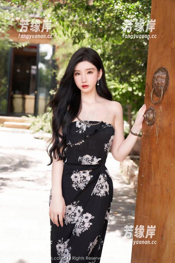 Xiuren秀人网 - 图册：孟狐狸FoxYini的夏日特辑，不小心透露的‘内涵’保持沉默