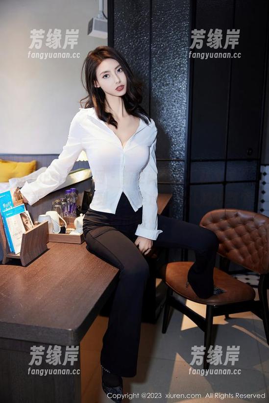 Xiuren秀人网 - 新更新发布！林文文“套装”这一系列，光是造型就让我想到个亿种可能性。