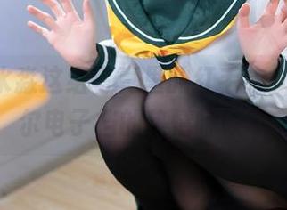 aqua水淼这组写真里的红毛衣，恍若约尔电子档的热情呼唤～