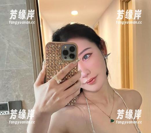 微密圈 - 不爱笑的赛琳视觉刺激分享，提醒我投降于各种色彩的诱惑！