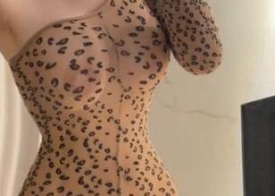 微密圈 – 不爱笑的赛琳的红色内衣合集，来一波图片狂欣赏，同时也别自欺欺人要认真看哦