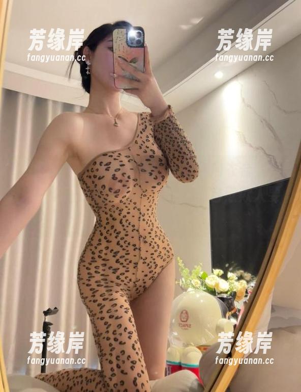 微密圈 - 不爱笑的赛琳的红色内衣合集，来一波图片狂欣赏，同时也别自欺欺人要认真看哦