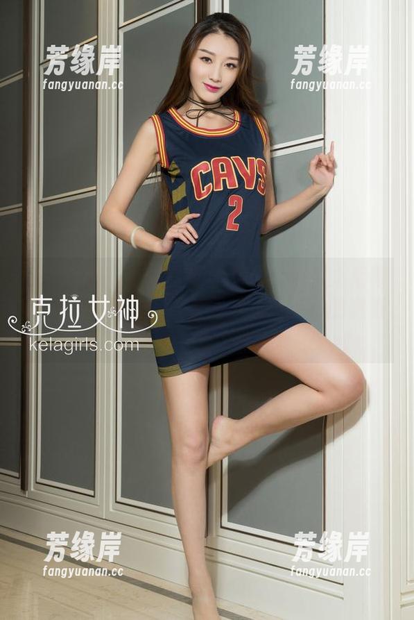 克拉女神 - 当大阳穿上校服：写真之后再也不想回班了！图片看看这蓝天下的逃避！
