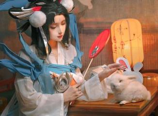 最新套图全开，奶狮不咬人在纯白的海洋里徜徉。