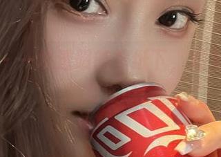 微密圈 – 一块透明的壁纸下，奶雯在召唤我的注意！