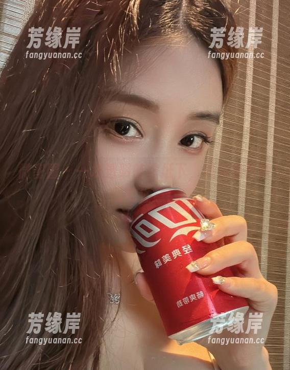 微密圈 - 一块透明的壁纸下，奶雯在召唤我的注意！