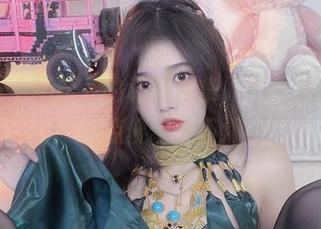 看了小小奶瓶儿的私房合集，吊带风格让我有点傻傻分不清