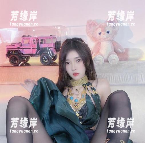 看了小小奶瓶儿的私房合集，吊带风格让我有点傻傻分不清