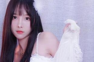 在小小奶瓶儿的私房间，自拍变得这么俏皮，图片也在撒野。