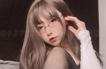 图片中的小泉学姐吖，女王的气势猛烈到让我尴尬。