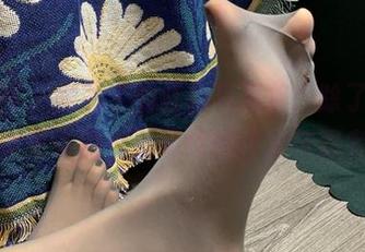 微密圈 – 桃脱了的红裙写真集：除了美，分享更多的只是单纯的驻足与思考。