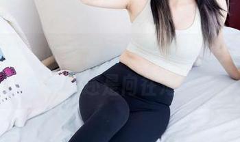 物恋传媒 – 照片里的小谷女孩，究竟是想要咖啡还是向往海滩？