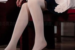 白莉爱吃巧克力的自拍时刻：无圣光原图，轻松自如的魅力流露