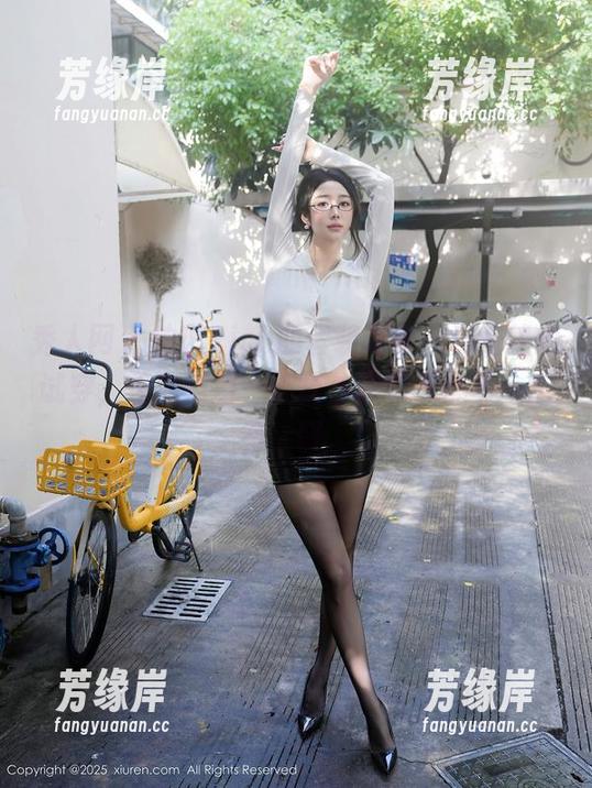 秀人网-柚琪Rich 秀人网 - 柚琪Rich的套装写真,看着就想试穿,但我知道,连模仿的勇气都不一定有,哎。