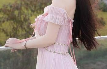 秀人网 – 当江七七遇到旗袍，照片中藏着什么不为人知的“一字马”？