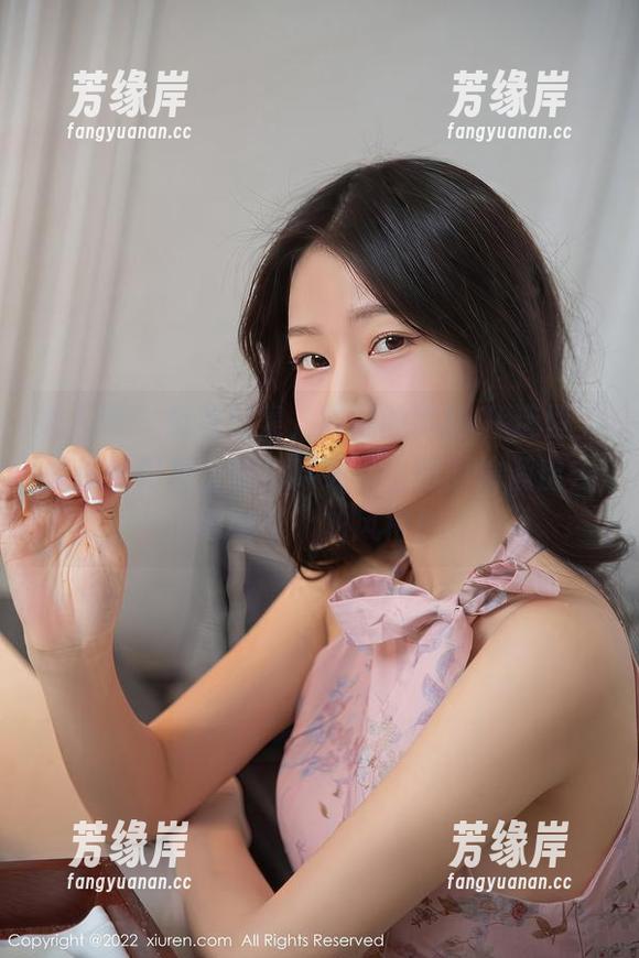秀人网 - 免费图集，筱慧的黑丝OL造型，教你如何把日常也穿成“上班时偷溜出去喝咖啡”的风格！
