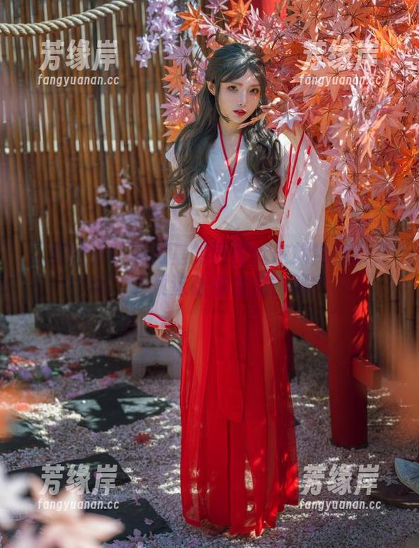 认真脸看秋和柯基的原图：灰旗袍加条纹袜，下载这张你会后悔吗？