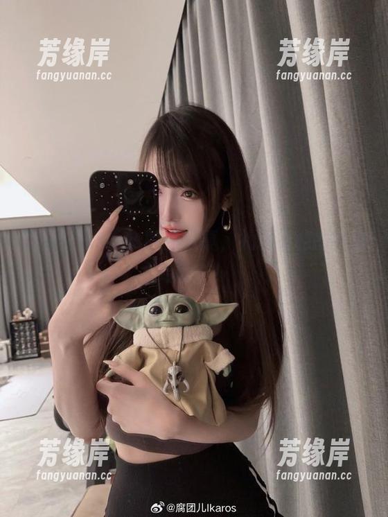 腐团儿Ikaros 腐团儿Ikaros的新写真,礼服福利的是谁给的?!