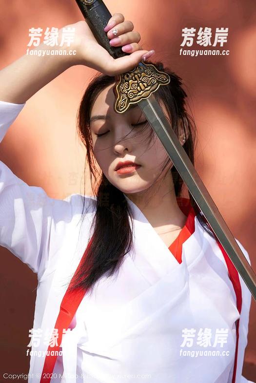 蜜桃社 - 杏子最新图册，穿得纯白得让人想起了奶油蛋糕，不过她一点儿不腻！