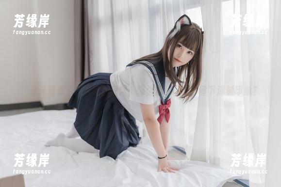 “蜜汁猫裘”在泳池的日常，哪张图片最让你留下深刻印象？