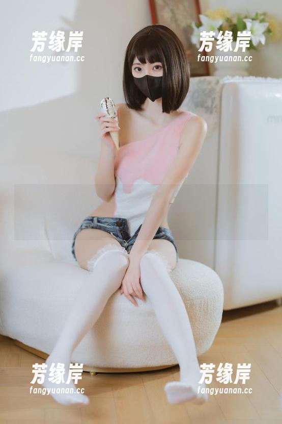 许岚LAN 许岚LAN和她的牛仔短裤,连美图都放轻松了,真怕哪个光线给我穿帮。