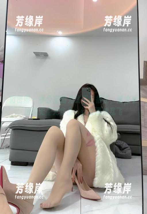 陈大小姐 微密圈 - 办公室的光线不是很正,陈大小姐的无圣光作品,让我思绪乱飞