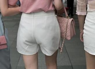 魔镜街拍 – 午后懒懒散散的OL，婷婷的新照片录，灰裙薄丝下的每一刻都让人垂涎！