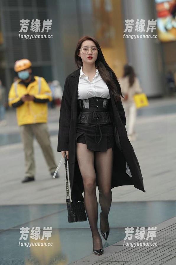 魔镜街拍：不得不说，这位牛仔热裤女孩的私拍作品真的不简单，满满的青春气息啊。