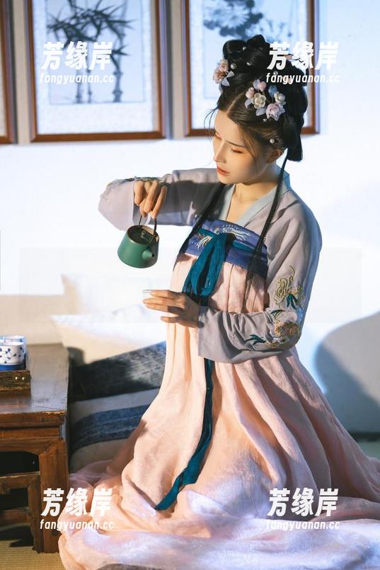 鹿八岁baby，真有一双引人注意的美脚套图，刚啃完零食就想说...